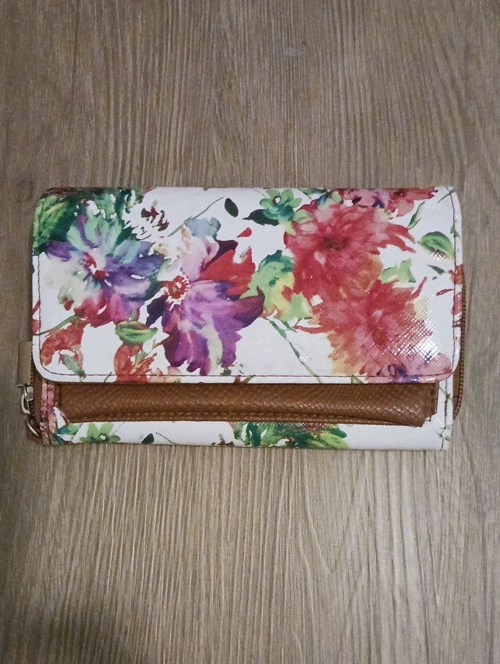 Source Unknown White Floral Wallet with Brown Trim